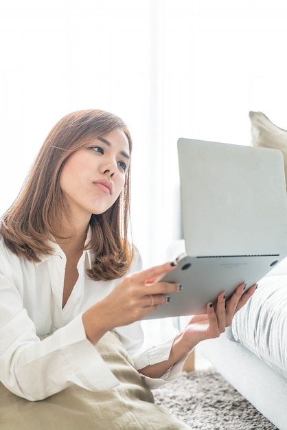 Aziatische vrouw thuis werken