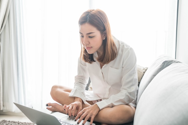 Aziatische vrouw thuis werken