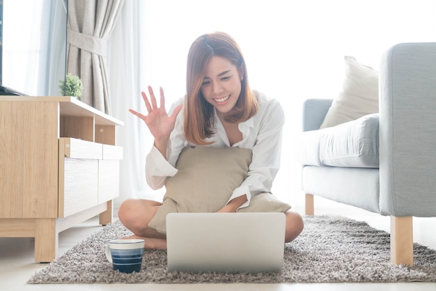 Aziatische vrouw thuis werken