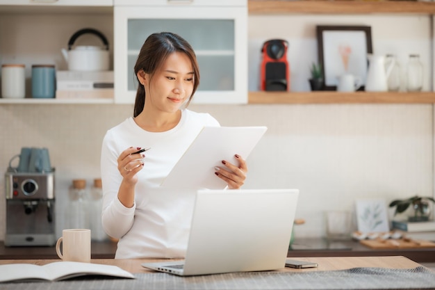 Aziatische vrouw thuis werken