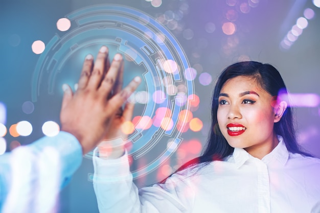 Aziatische vrouw verbindt handen met man via futuristische interface