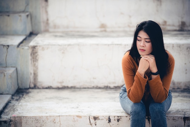 Aziatische vrouw verdrietig van liefde Ze maakt zich zorgen omdat stress van vriendje Heartbreak woman concept