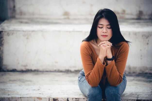 Aziatische vrouw verdrietig van liefde Ze maakt zich zorgen omdat stress van vriendje Heartbreak woman concept