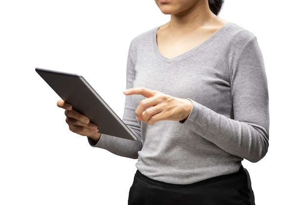 Aziatische vrouw vinger wijzen op digitale tablet geïsoleerd op een witte achtergrond