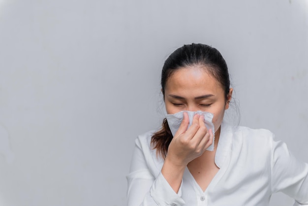 Aziatische vrouw zaken in de stad thailand Een meisje met een medisch beschermingsmasker covid19 of coronavirus van geïnfecteerde persoon corona beschermd Help beschermen Voor wereld en mensen stop viruswaarschuwing