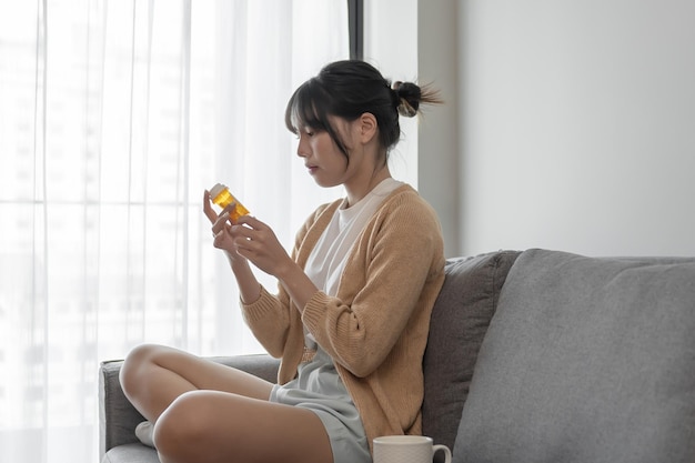 Aziatische vrouw Zoek naar informatie op internet op een smartphone met een gebotteld drugsmeisje dat online informatie leest over het concept van het gezondheidszorgproduct voor mobiele telefoons