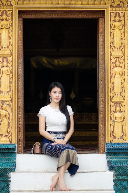 Aziatische vrouwelijke toeristenreiziger bij Wat Xieng Thong-tempel in Luang Prabang Laos Wat Xieng Thong in Luang Prabang Laos UNESCO-stad Luang Prabang Werelderfgoed Wat Xieng Thong-tempel