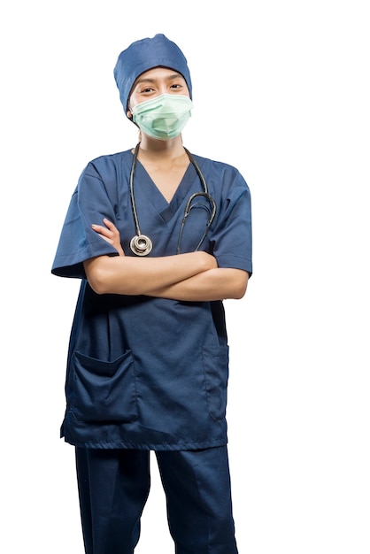 Aziatische vrouwelijke verpleegster met gezichtsmasker en stethoscoop geïsoleerd op witte achtergrond