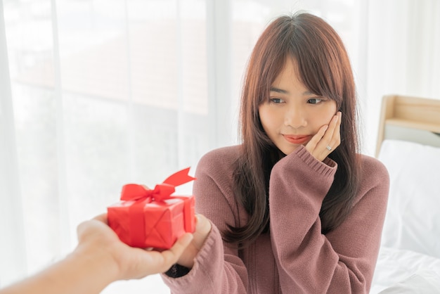 Aziatische vrouwen blij om een geschenkdoos te ontvangen