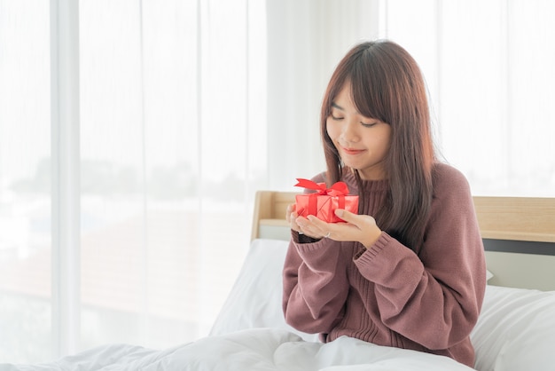 Aziatische vrouwen blij om een geschenkdoos te ontvangen