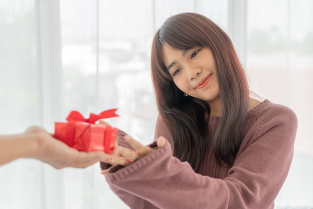 Aziatische vrouwen blij om een geschenkdoos te ontvangen