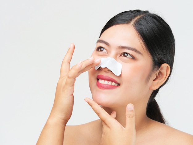 Aziatische vrouwen dichte omhooggaand op gezichts kosmetisch concept