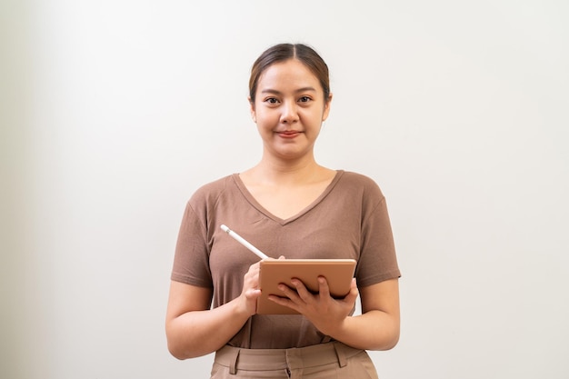 Aziatische vrouwen die aan digitale tabletcomputer werken