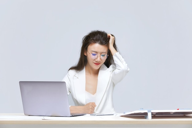 Foto aziatische vrouwen die hard werken