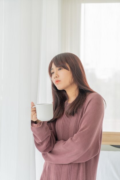 Aziatische vrouwen die koffie in de ochtend drinken