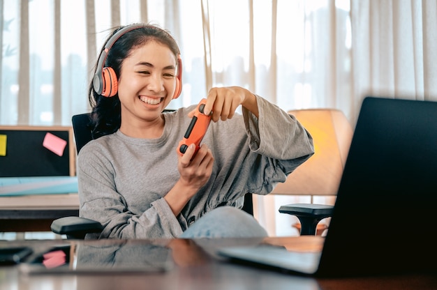 Aziatische vrouwen die ontspannende spelletjes spelen in de woonkamer thuis op vakantie van het werk