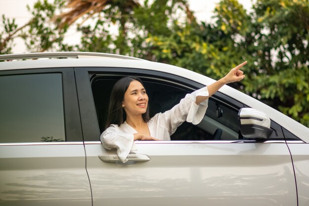 Aziatische vrouwen die op reis van het bedrijfs autoconcept de verzekering van de financiënverzekering zitten