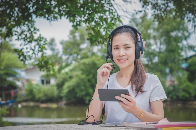 Aziatische vrouwen die thuis werken callcenterondersteuning