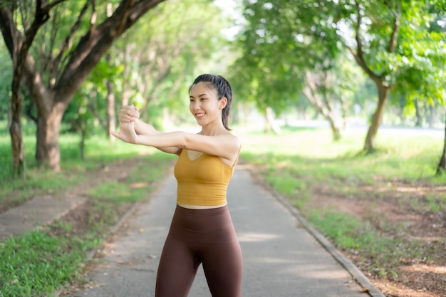 Aziatische vrouwen die zich uitrekken en opwarmen voor het sporten