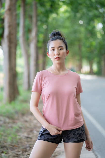 Aziatische vrouwen die zich uitrekken en opwarmen voor het sporten