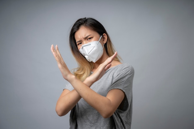 Aziatische vrouwen dragen een gezondheidsmasker om het Covid19-virus en stof pm2.5 te voorkomen