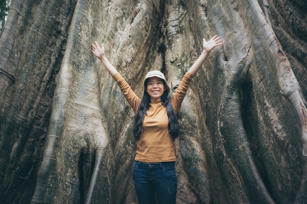 Aziatische vrouwen en grote boom, aard verbindend concept