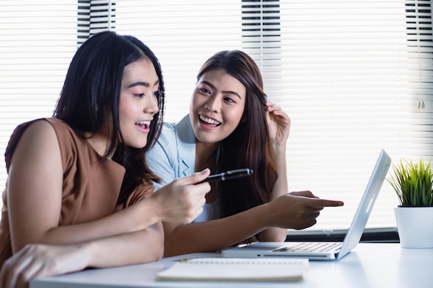 Foto aziatische vrouwen en haar vriend creditcards gebruiken voor leuk online winkelen