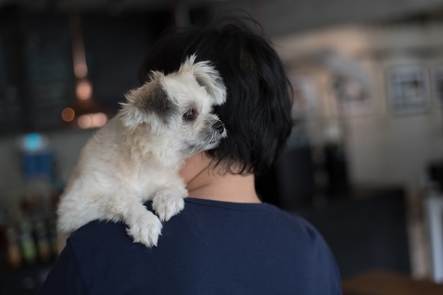 Aziatische vrouwen en hond zo leuk gemengd ras in de koffie van de koffiewinkel