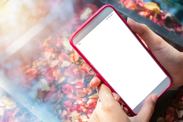 Aziatische vrouwen gebruiken smartphones de hand rust op de tafel wit scherm kan tekstafbeelding plaatsen