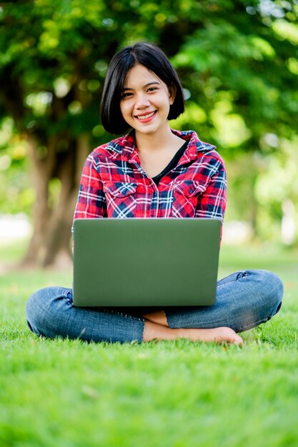 Aziatische vrouwen glimlachen gelukkig en laptop. Werk online online communicatie Berichten Online leren Online communicatieconcept