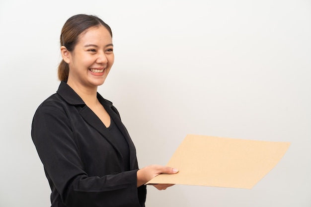 Aziatische vrouwen hand met document envelop