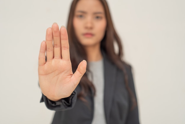 Aziatische vrouwen heffen hun handen en gezichtsuitdrukkingen niet op