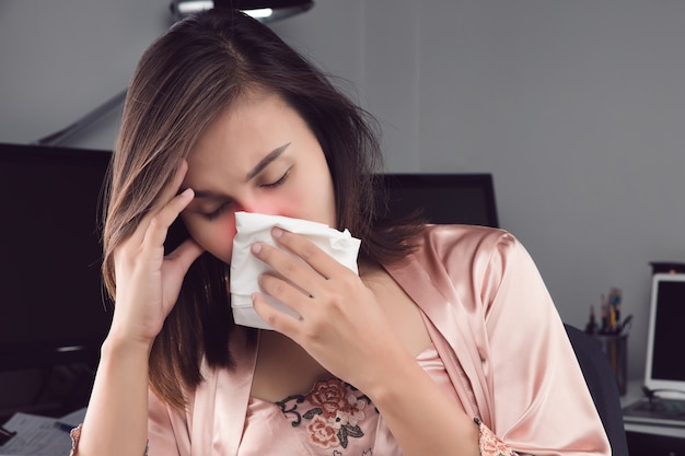 Aziatische vrouwen in satijn nachtkleding voelen zich onwel