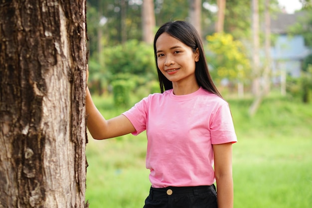 Aziatische vrouwen knuffelen bomen het concept van liefde voor de wereld