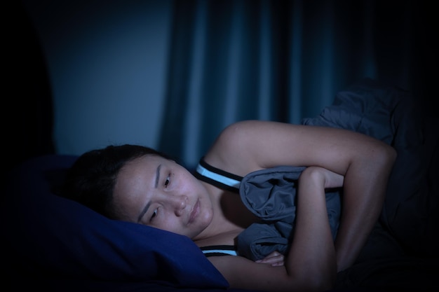 Aziatische vrouwen maken zich grote zorgen, daarom kan ze niet slapen stress hebben van het werk