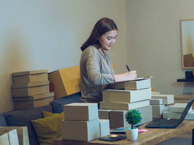 Aziatische vrouwen met haar freelance baan, zakelijke online verkoper