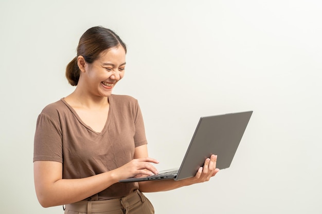 Aziatische vrouwen met laptopcomputer Werk vanuit huis bedrijfsconcept