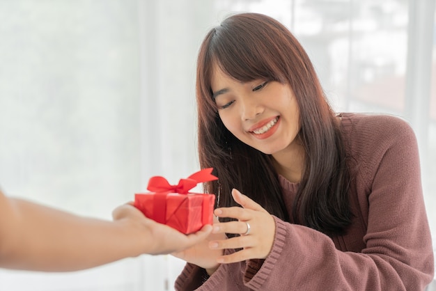 Aziatische vrouwen ontvangen graag een geschenkdoos of cadeau