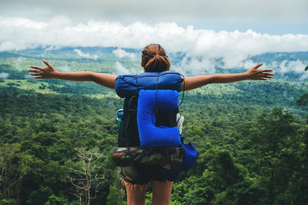 Aziatische vrouwen reizen ontspannen in de vakantie. Staan op de berg. Thailand