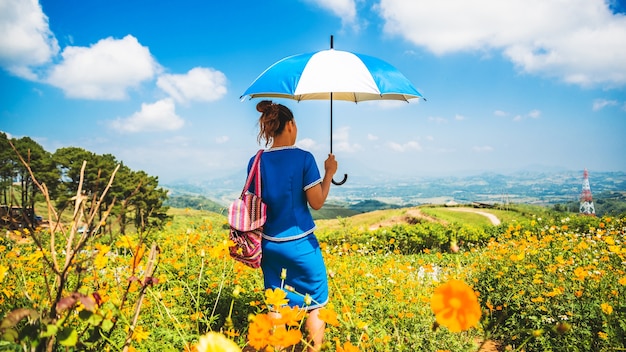 Aziatische vrouwen reizen slaap ontspannen. vrouwen hill tribe paraplubak op het gebied van bloemen