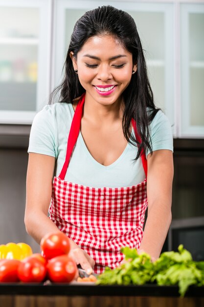 Aziatische vrouwen scherpe groenten en salade