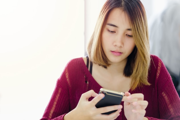 Aziatische vrouwen spelen telefoon