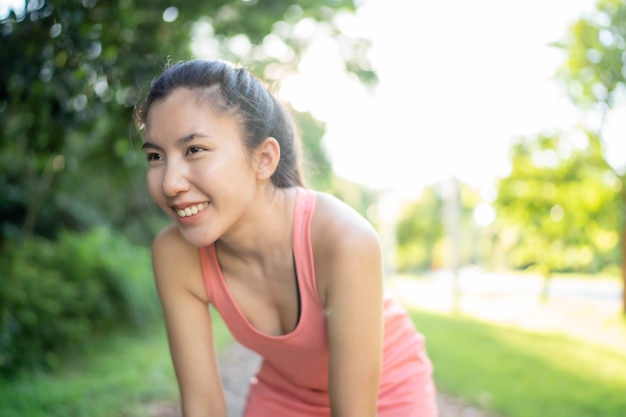 Aziatische vrouwen sporten in het park, gebruiken de apparatuur om te sporten en blijven fit, gezond en in goede conditie.