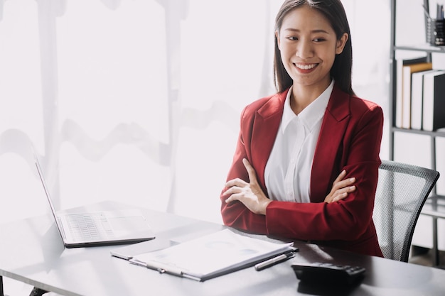 Aziatische vrouwen zijn gestrest tijdens het werken op een laptop Vermoeide aziatische zakenvrouw met hoofdpijn op kantoor voelt zich ziek op het werk kopieer ruimte