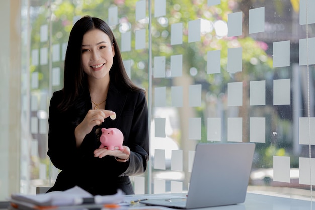 Aziatische vrouwen zitten op kantoor jonge Aziatische zakenvrouwen als bedrijfsleiders die startende leidinggevenden oprichten en runnen jonge vrouwelijke bedrijfsleiders Opstarten bedrijfsconcept
