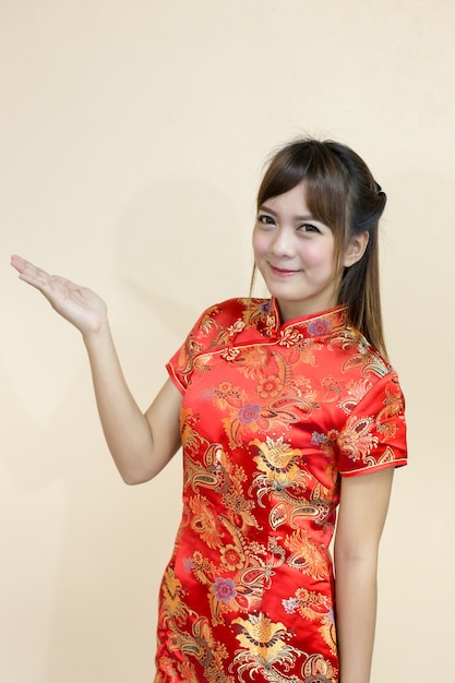 Aziatische vrouwengroet in traditionele Chinees of cheongsam