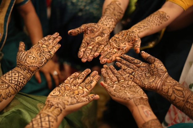 Foto aziatische vrouwenhanden versierd met henna