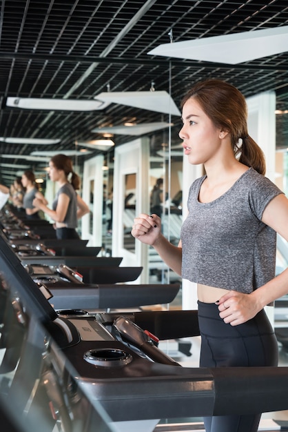 Aziatische vrouwenoefening in de gymnastiek