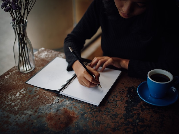 Aziatische vrouwentekening op papier in de koffie van de koffiewinkel