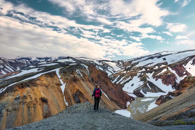 Aziatische wandelaar vrouw staande op de top van de vulkanische berg genaamd blanhjukur trail in de zomer in landmannalaugar